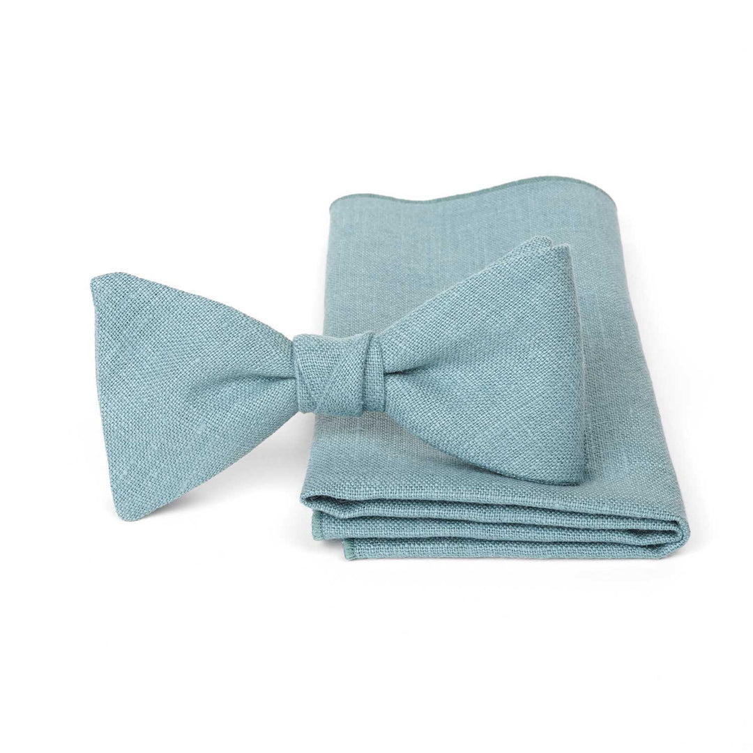 Set papillon preannodato e fazzoletto da taschino in lino azzurro pallido