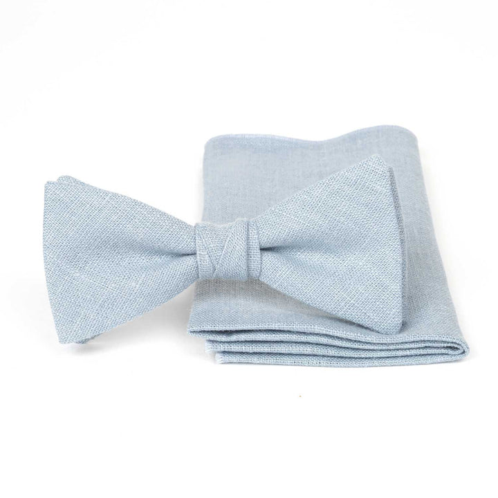 Set papillon preannodato e fazzoletto da taschino in lino azzurro pallido