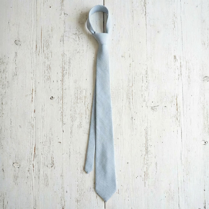 Cravatta in lino blu polveroso