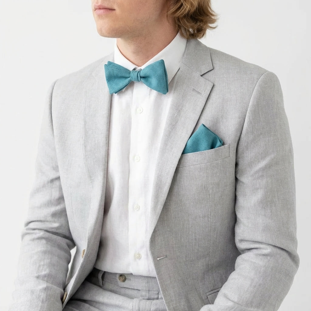 Set papillon preannodato e fazzoletto da taschino in lino azzurro pallido